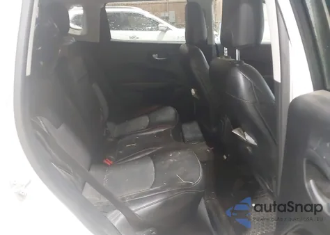 2019 Jeep Compass Latitude 4X4 z USA, uszkodzony, nr VIN 3C4NJDBB8KT768484